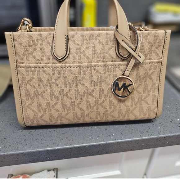 Michael Kors Gigi Small
East West Messenger Tote - Picture 14 of 14